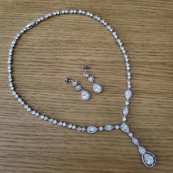 Crystal teardrop necklace & earring set - Picture 3 of 4